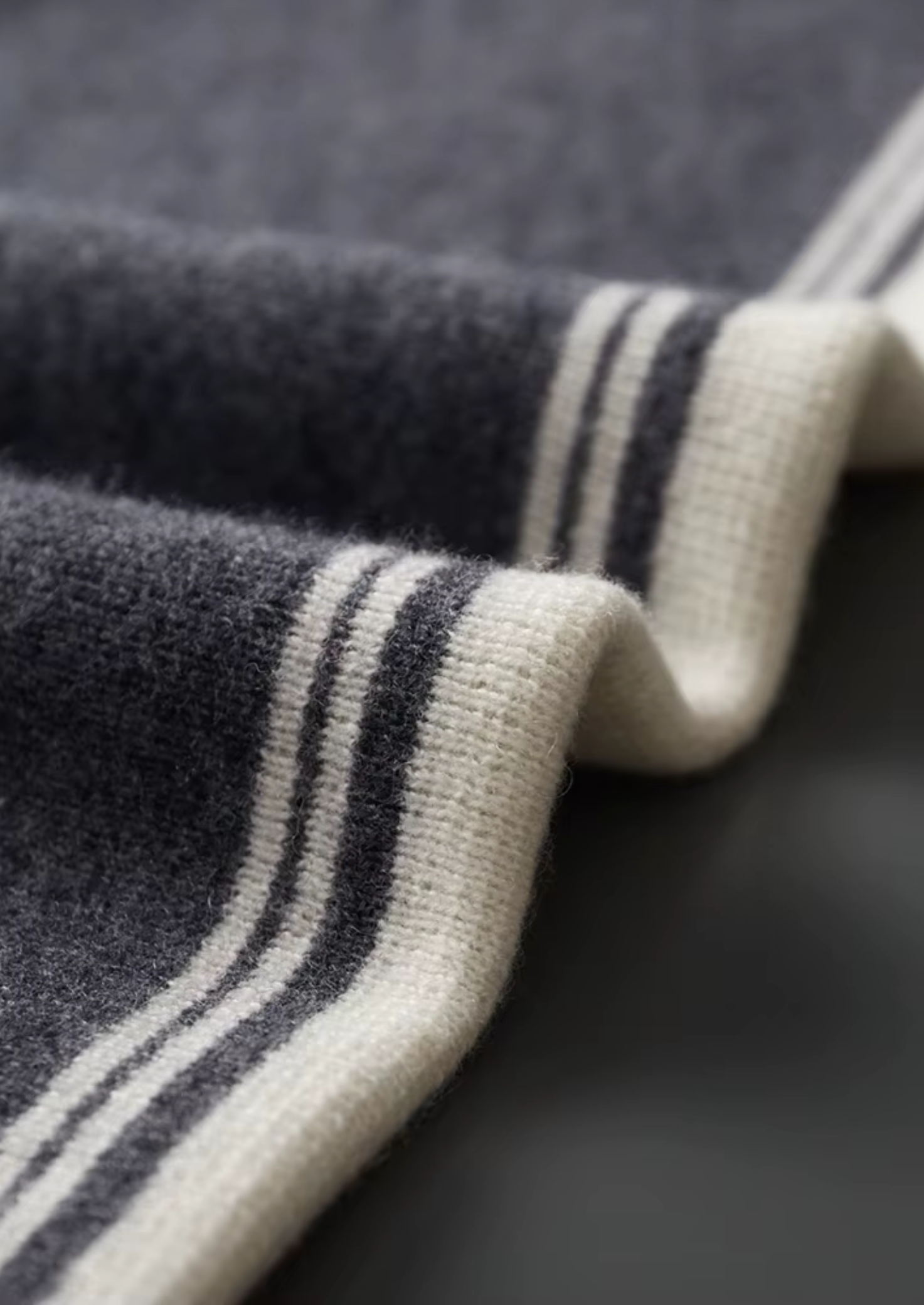 Pure Extra-Fine Merino Wool Dark Gray Damien Set | Vallentty