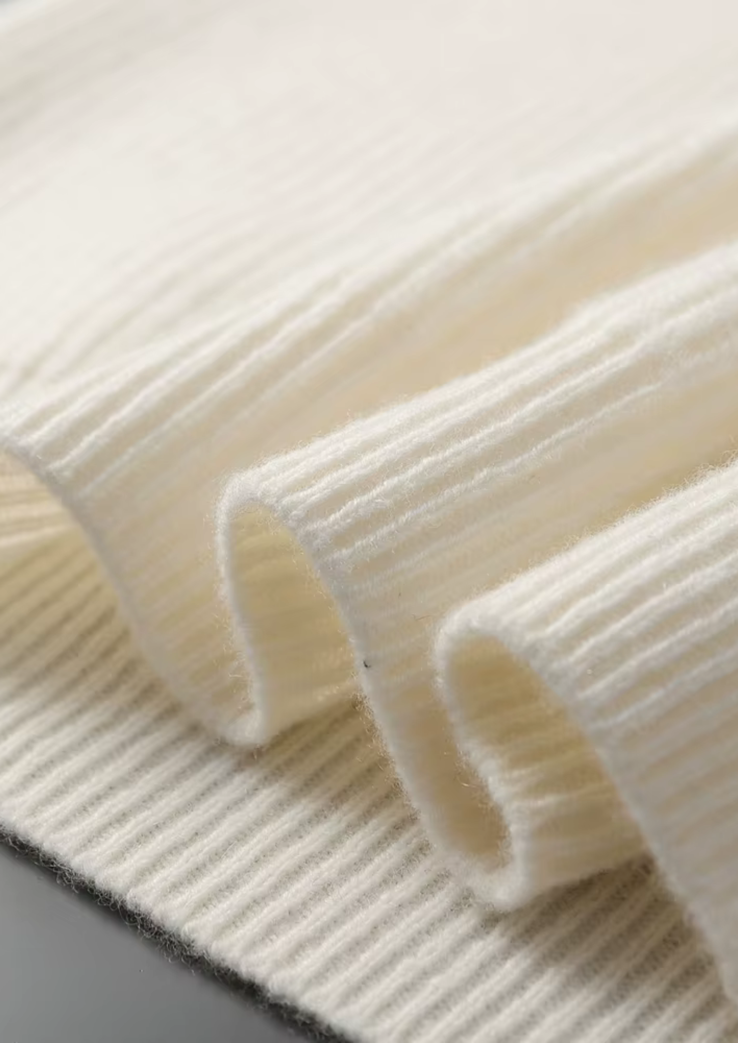 Premium Cashmere Ribbed V-Neck Sweater | Vallentty