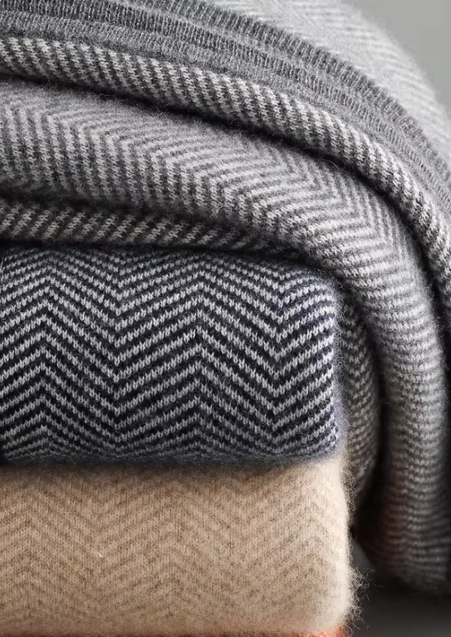 Pure Extra-Fine Merino Wool Gray Herringbone Set | Vallentty