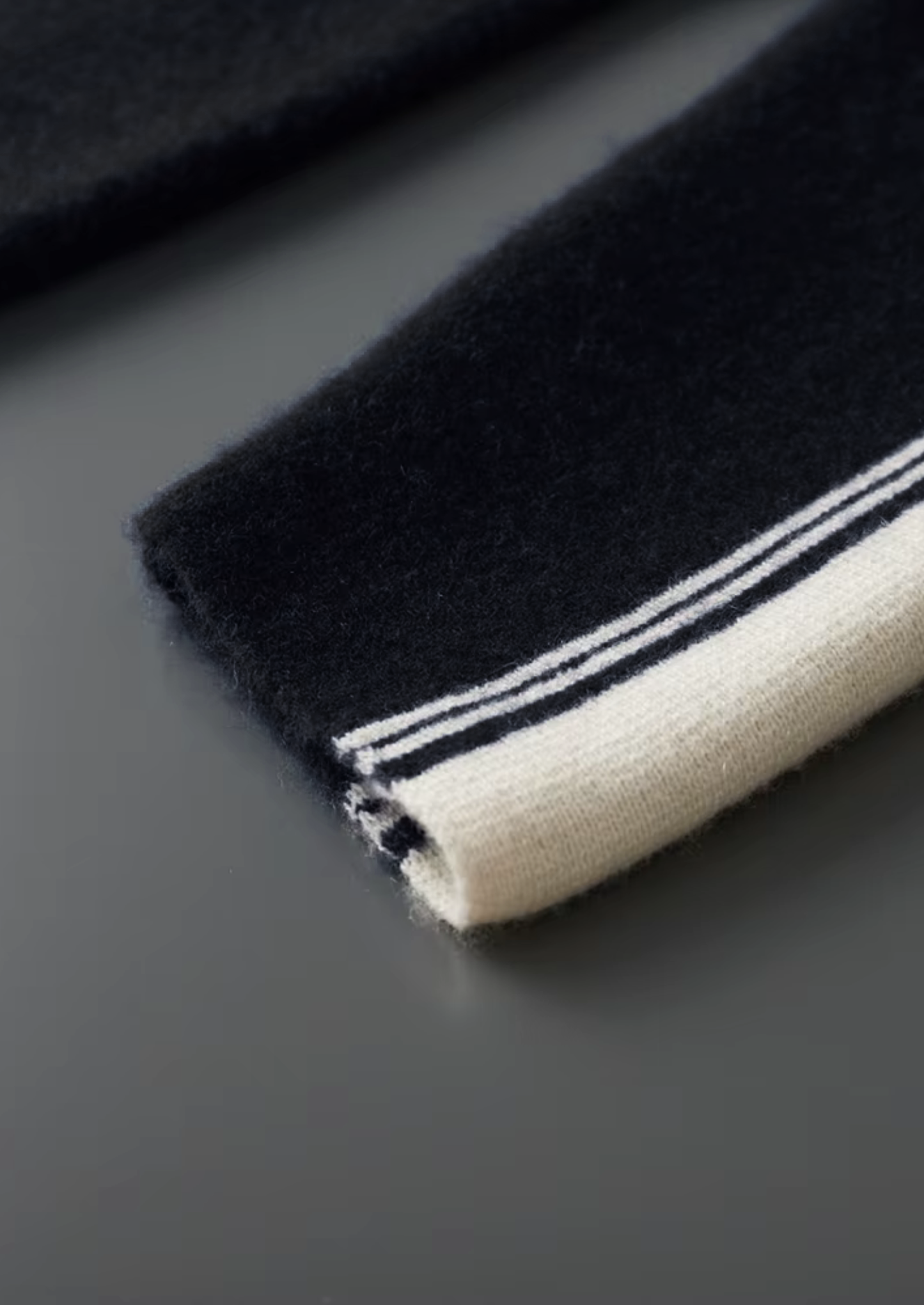 Pure Extra-Fine Merino Wool Black Damien Set | Vallentty
