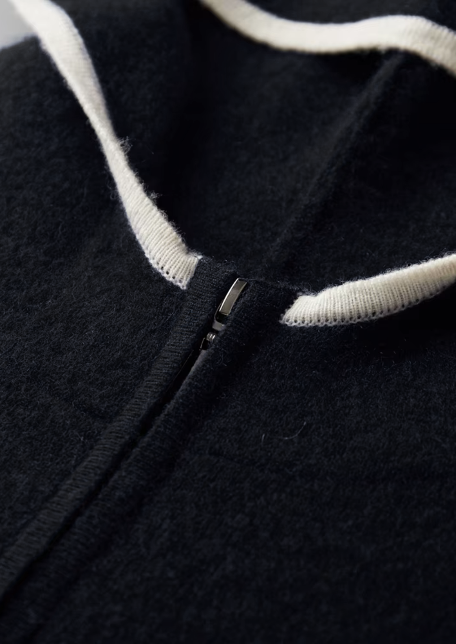 Pure Extra-Fine Merino Wool Black Damien Set | Vallentty