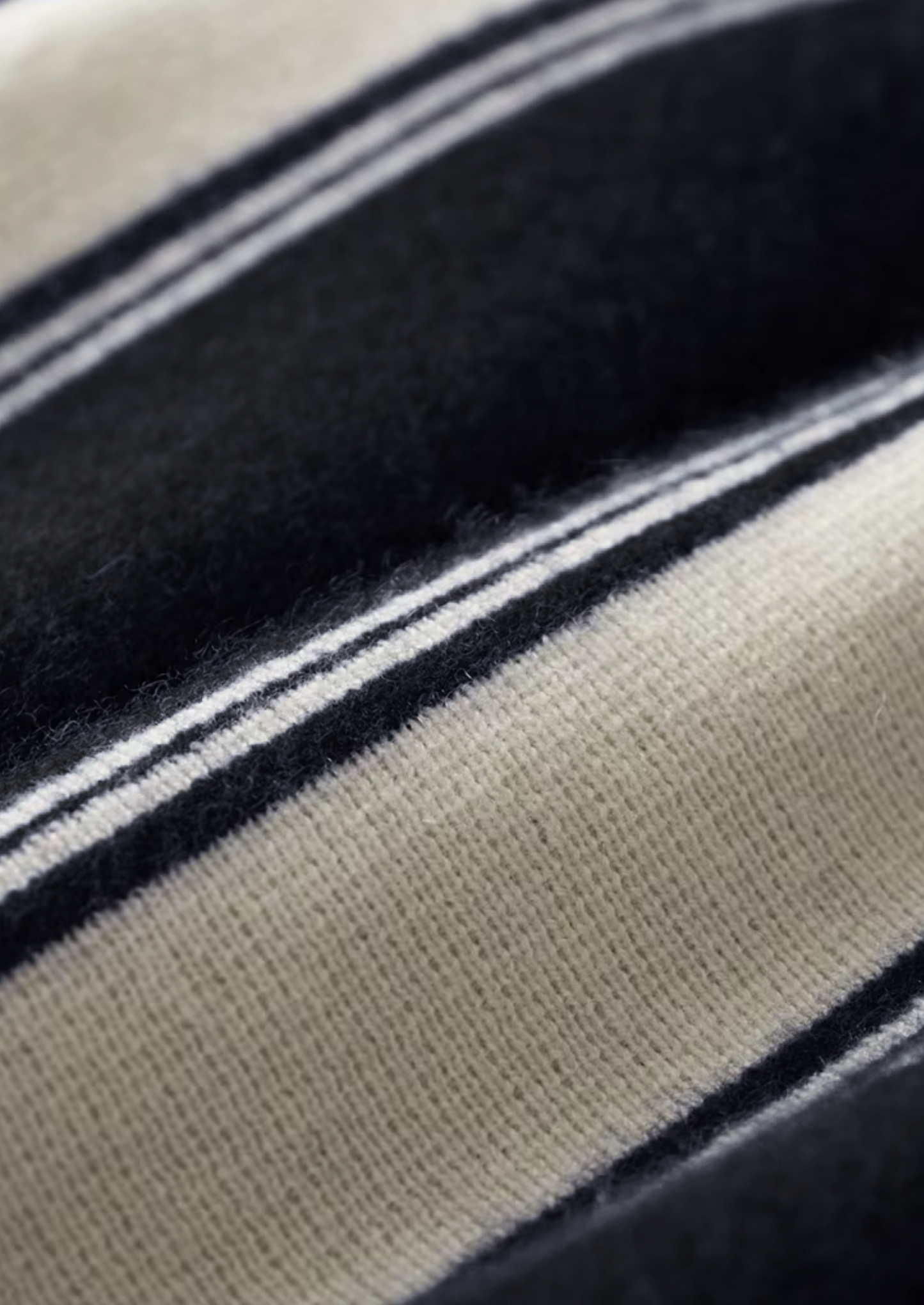 Pure Extra-Fine Merino Wool Black Damien Set | Vallentty