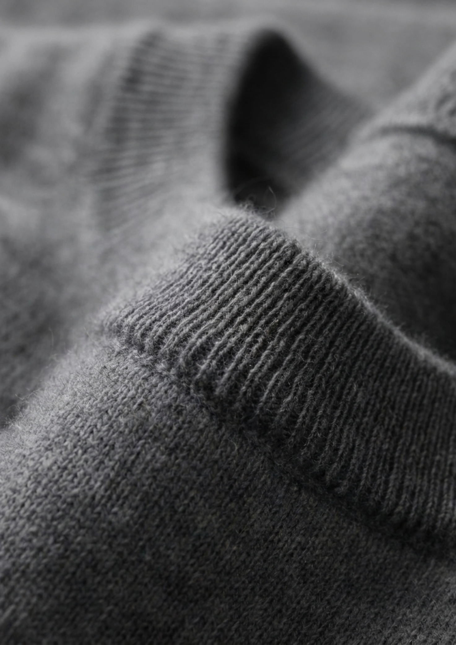 Premium Cashmere Classic Crewneck T-Shirt - Dark Gray | Vallentty
