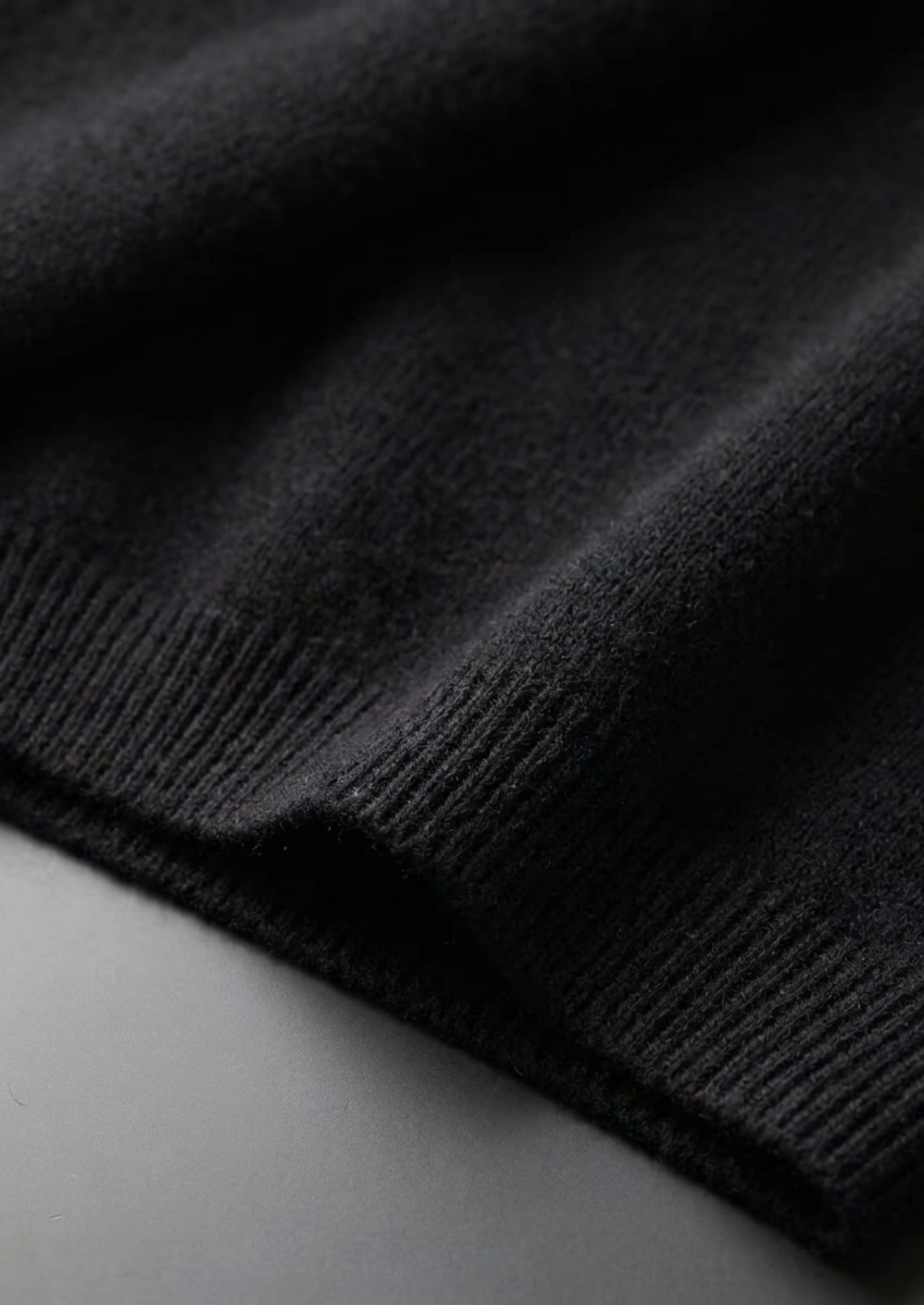 Premium Cashmere Classic Crewneck T-Shirt - Black | Vallentty