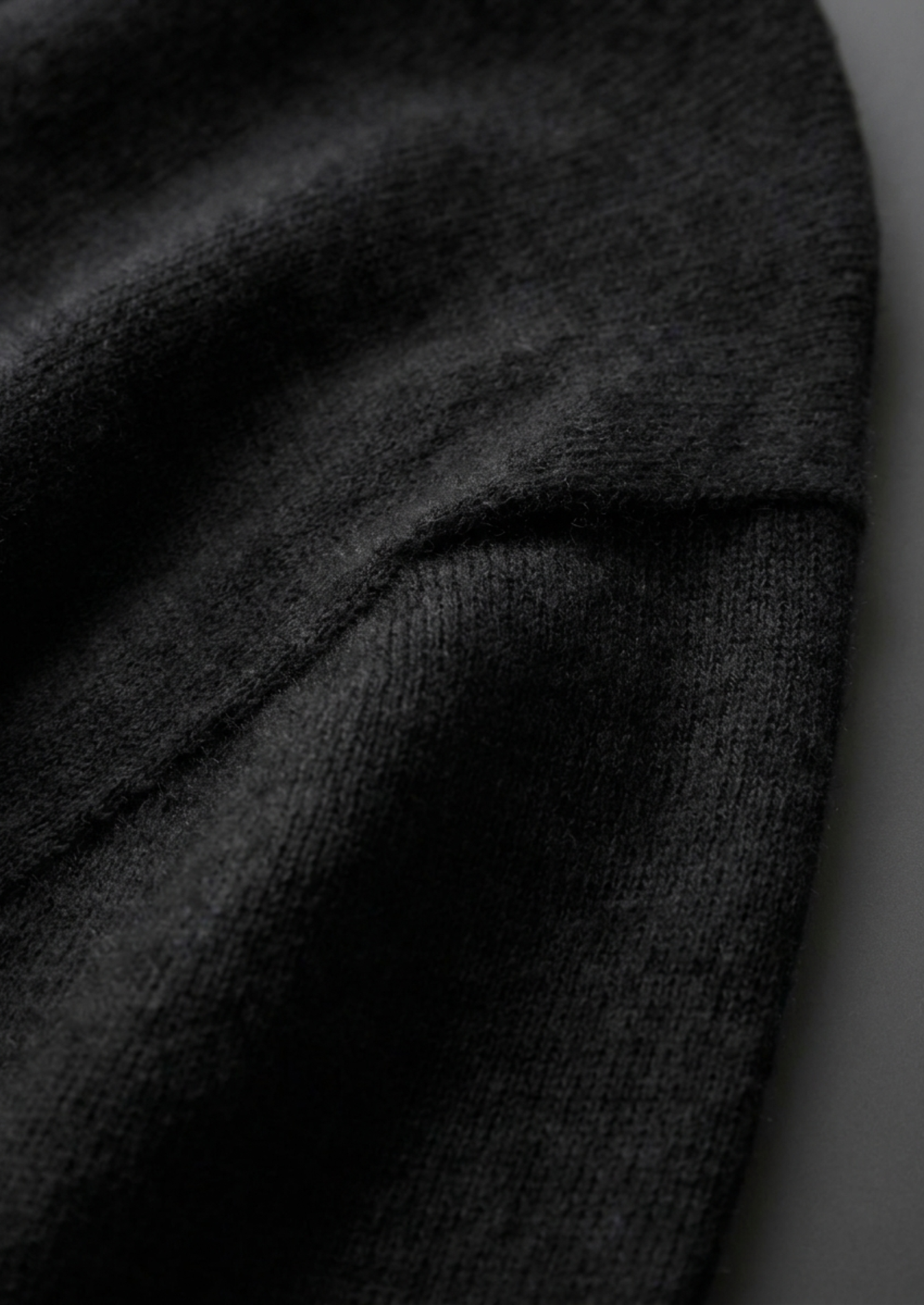 Premium Cashmere Classic Crewneck T-Shirt - Black | Vallentty